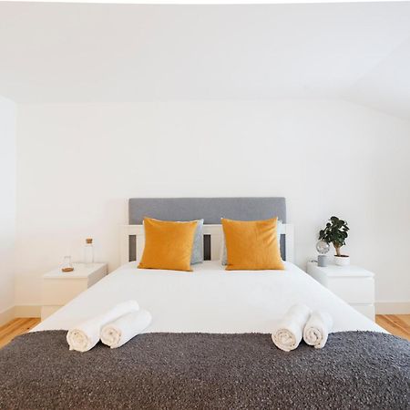 Suite In Cozy Apartment In Chiado In Shared House Lisbon Bagian luar foto