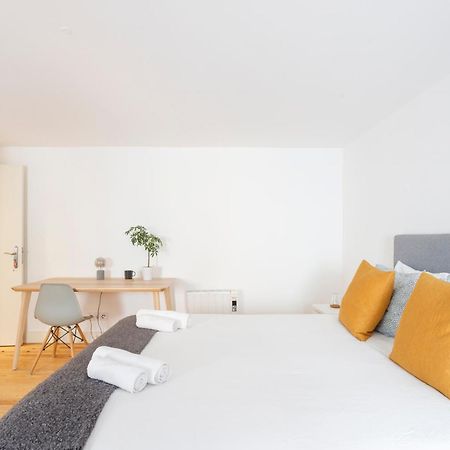 Suite In Cozy Apartment In Chiado In Shared House Lisbon Bagian luar foto