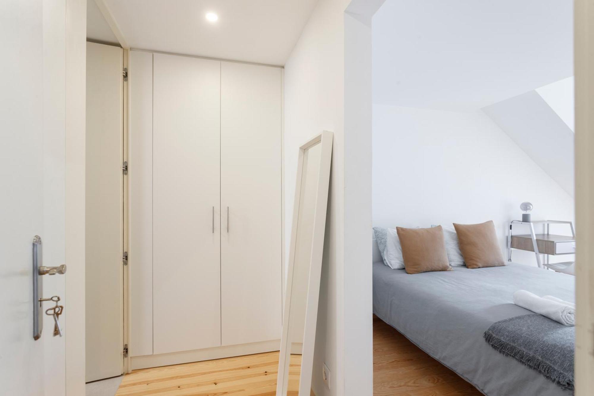 Suite In Cozy Apartment In Chiado In Shared House Lisbon Bagian luar foto