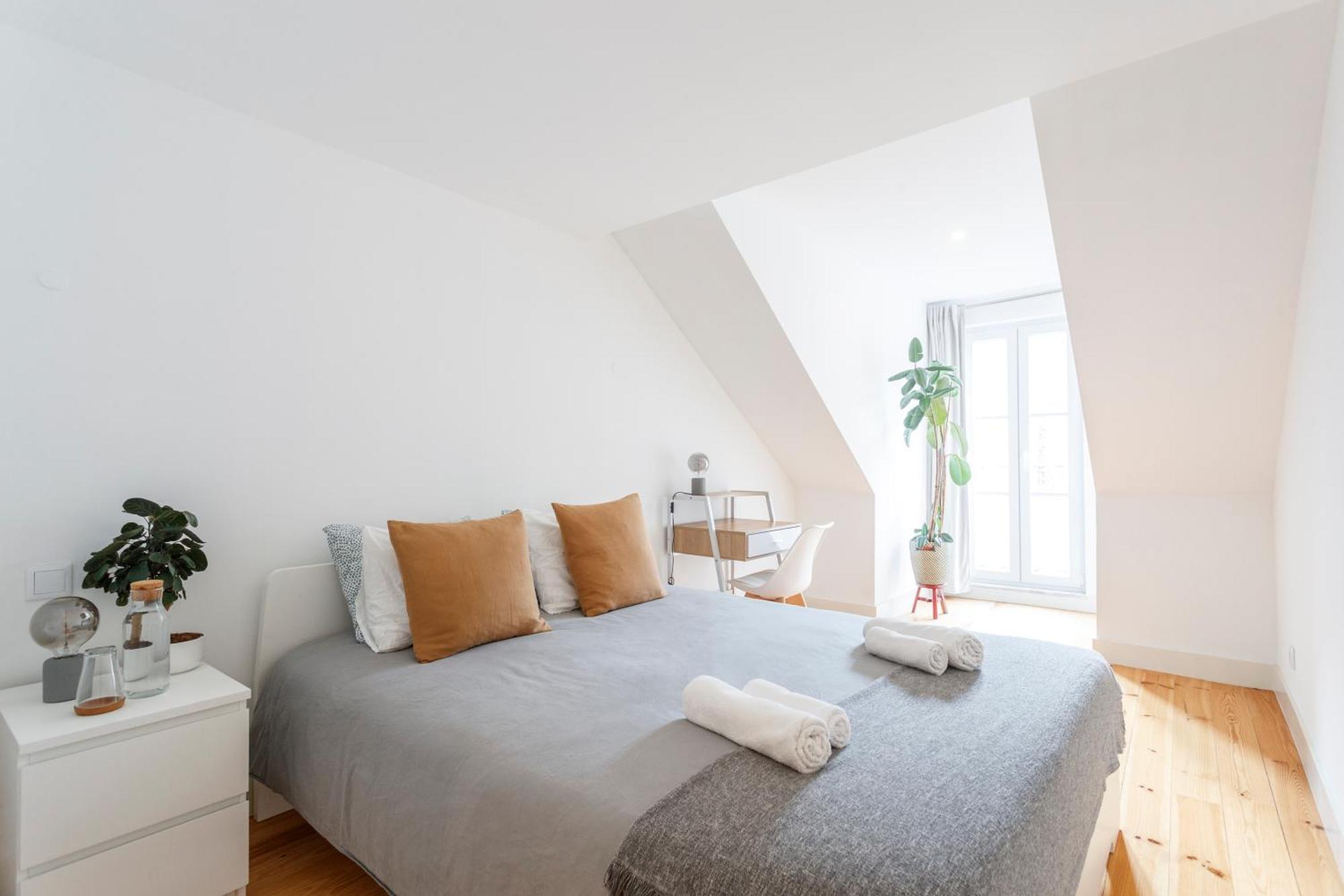 Suite In Cozy Apartment In Chiado In Shared House Lisbon Bagian luar foto