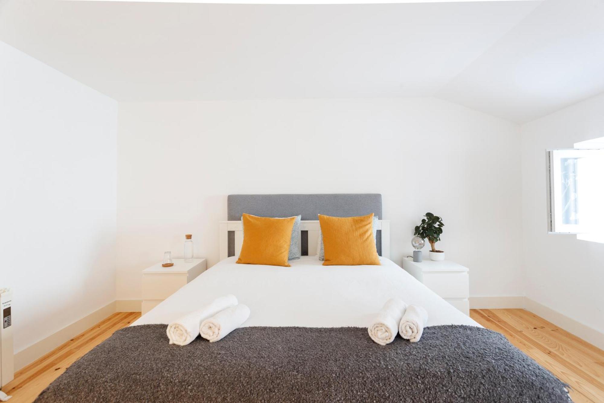 Suite In Cozy Apartment In Chiado In Shared House Lisbon Bagian luar foto