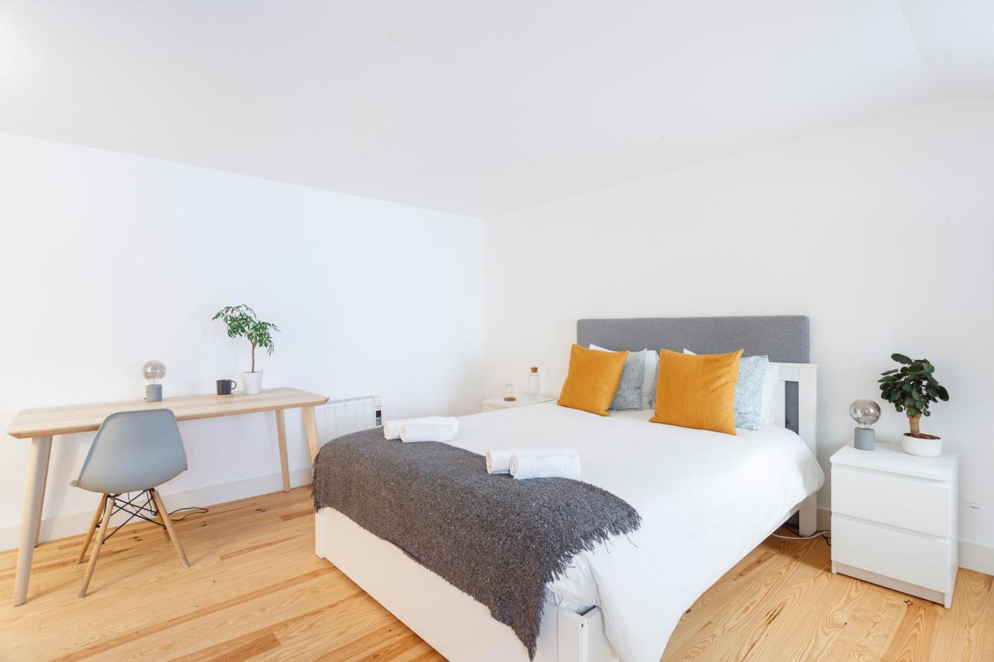 Suite In Cozy Apartment In Chiado In Shared House Lisbon Bagian luar foto