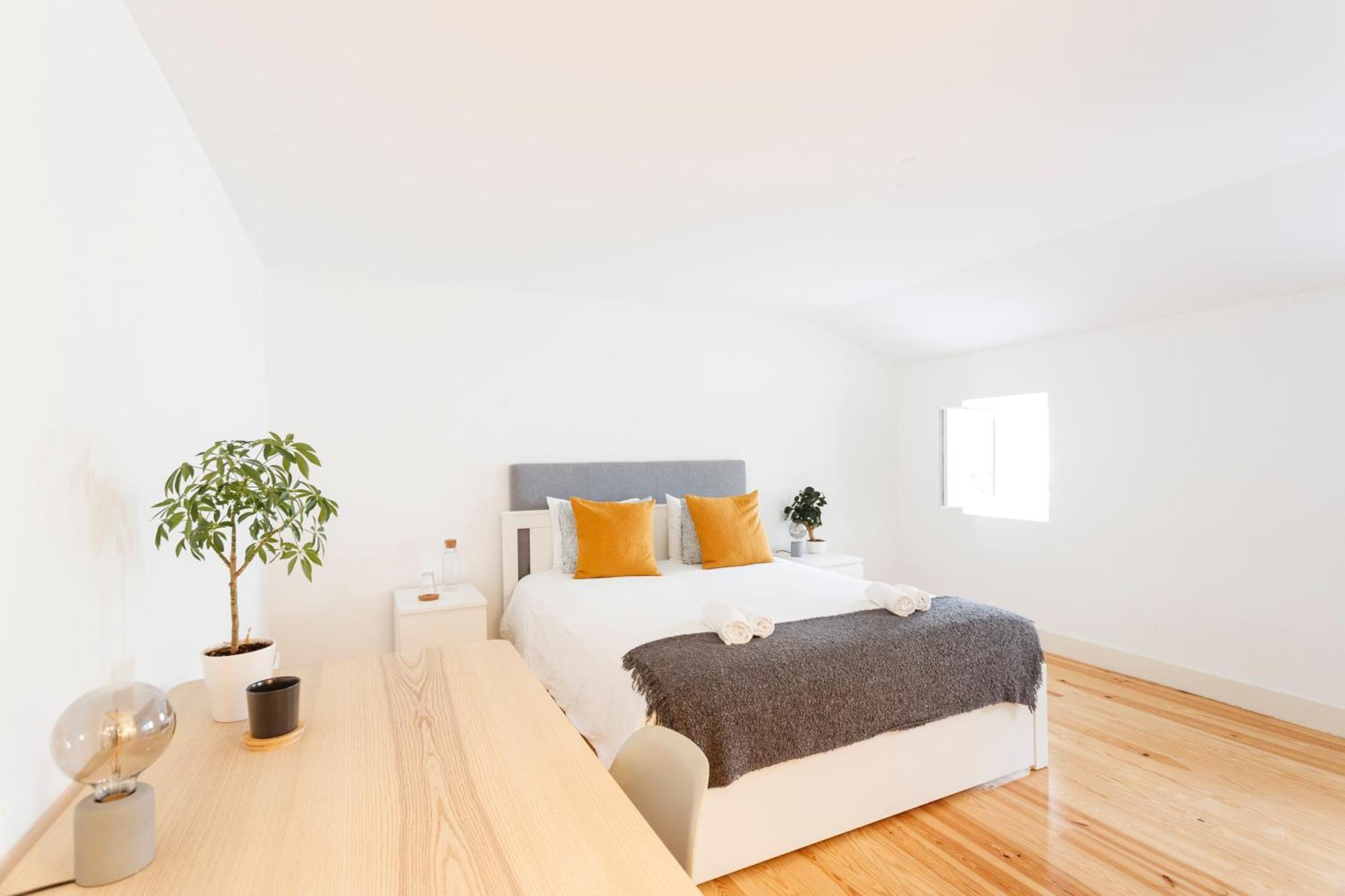 Suite In Cozy Apartment In Chiado In Shared House Lisbon Bagian luar foto