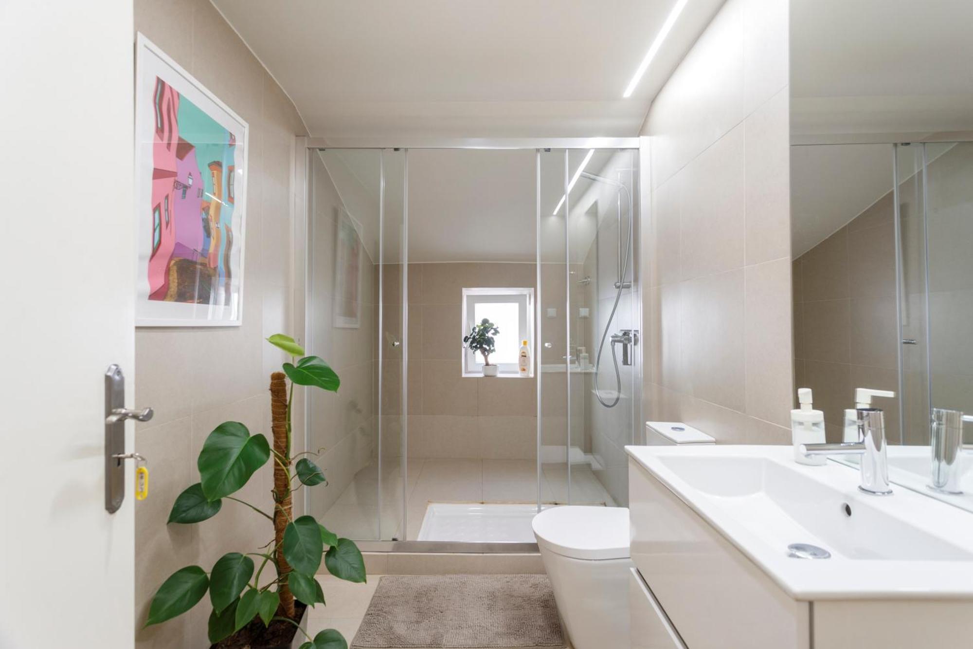 Suite In Cozy Apartment In Chiado In Shared House Lisbon Bagian luar foto
