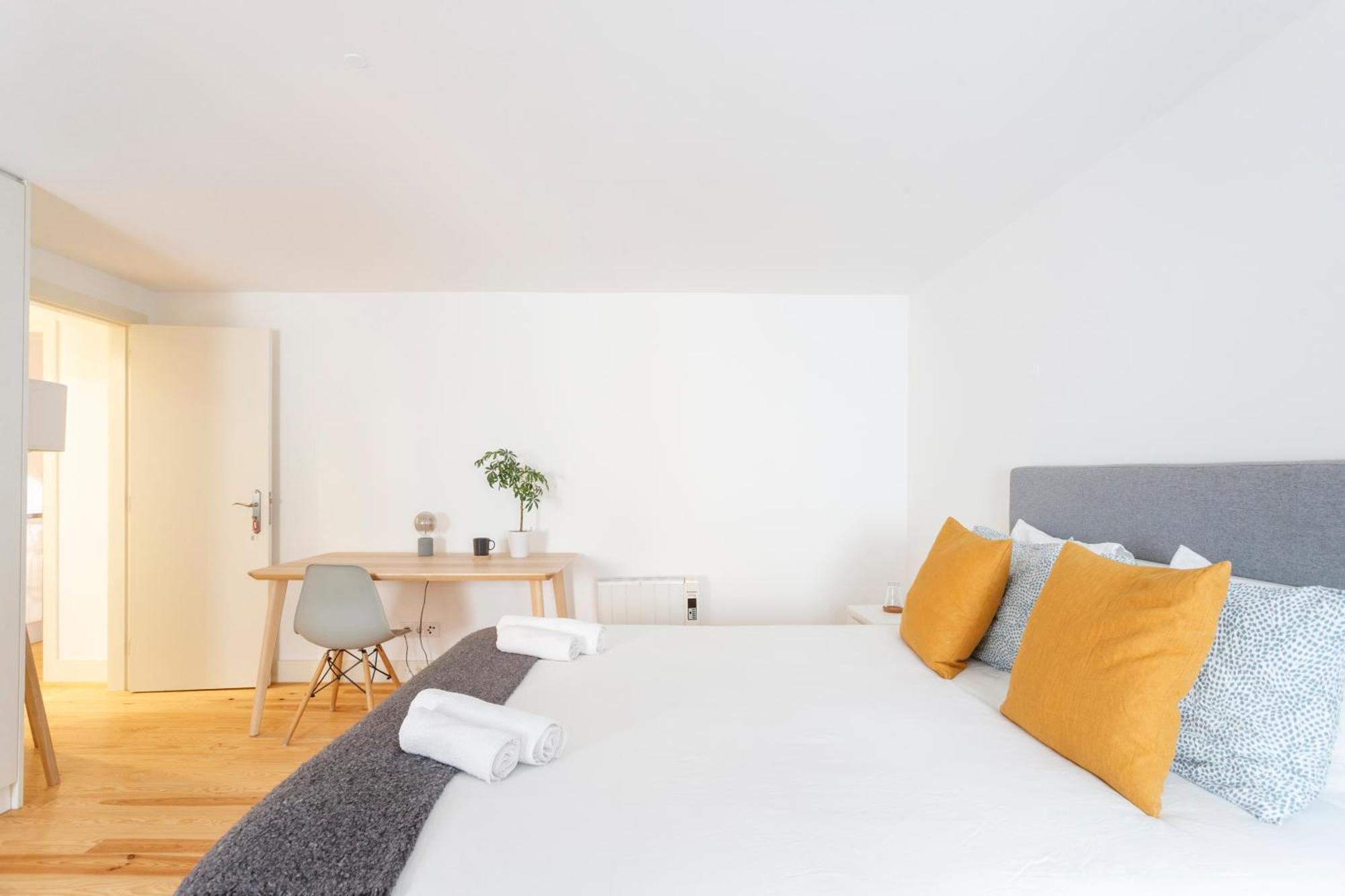 Suite In Cozy Apartment In Chiado In Shared House Lisbon Bagian luar foto