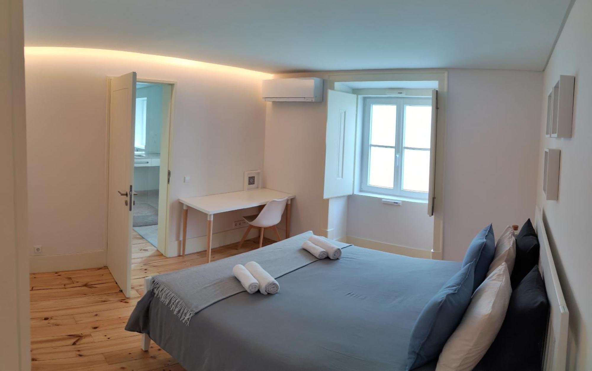 Suite In Cozy Apartment In Chiado In Shared House Lisbon Bagian luar foto
