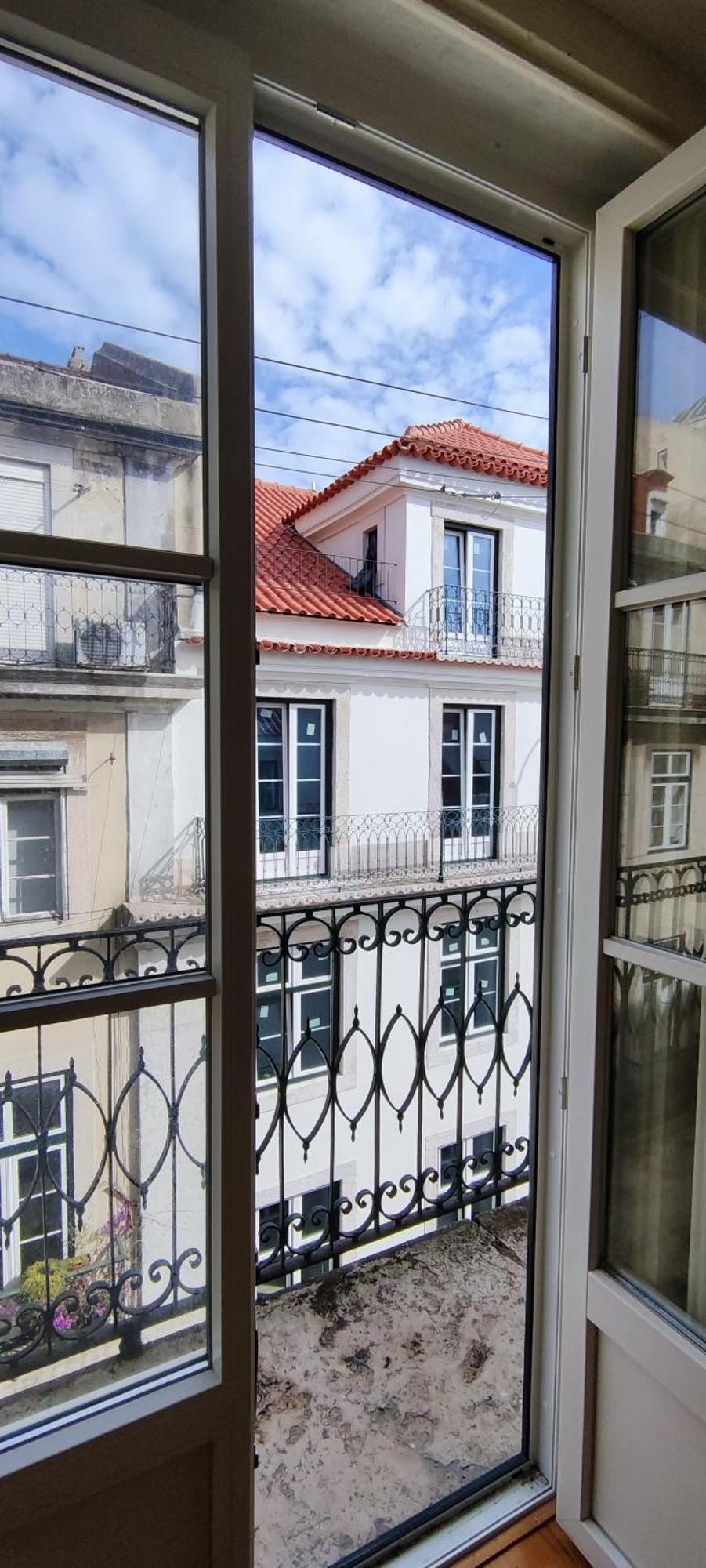 Suite In Cozy Apartment In Chiado In Shared House Lisbon Bagian luar foto